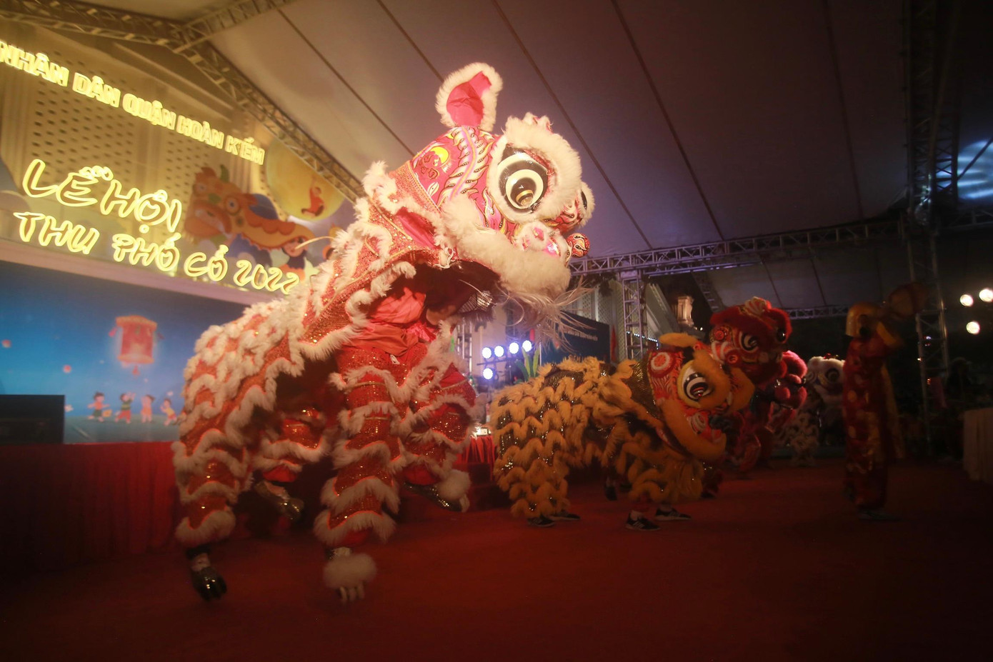 Hoạt động văn nghệ diễn ra trong đêm Trung thu phố cổ.