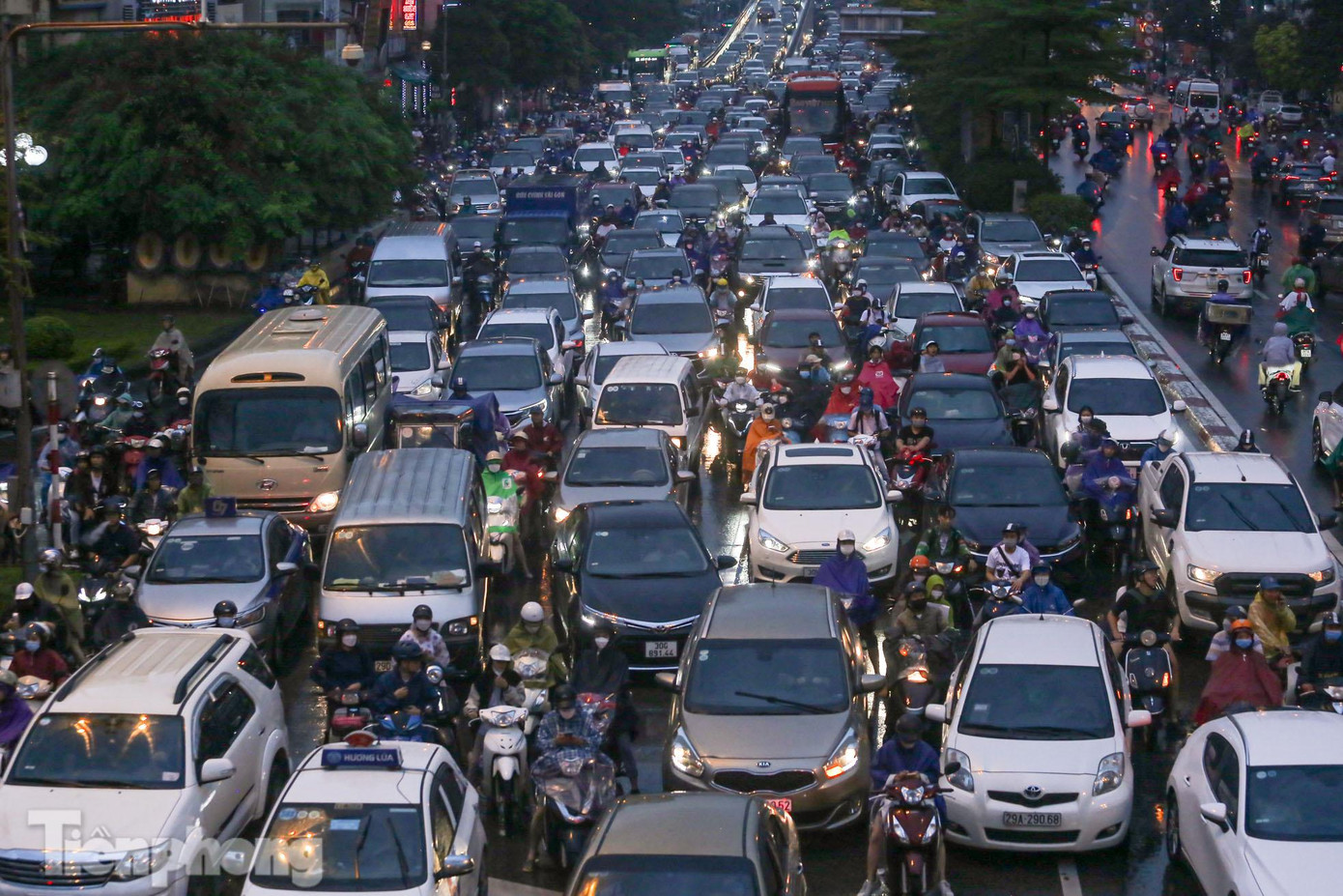 Hình ảnh ùn tắc tại tuyến đường Trường Chinh.