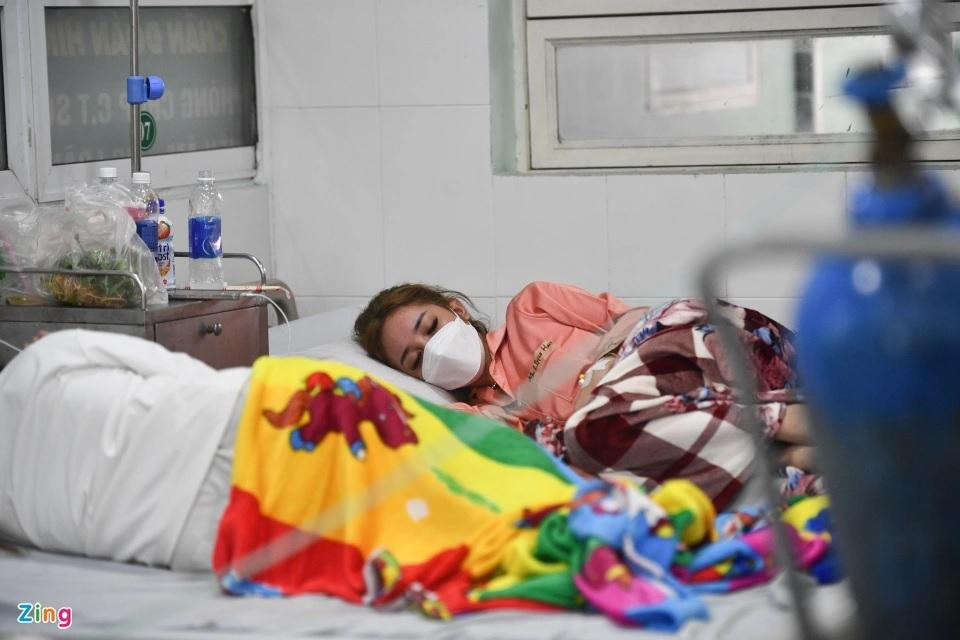 Nguyễn Thị Xuân, nhân viên của quán karaoke An Phú, cho biết nửa đêm cô đang ngủ thì nghe tiếng hô hoán cháy. "Tôi chạy lên ban công tầng thượng và chờ đợi xe cứu hỏa, sau đó được cảnh sát hỗ trợ đưa xuống an toàn", Xuân nhớ lại Nguyễn Thị Xuân, nhân viên của quán karaoke An Phú, cho biết nửa đêm cô đang ngủ thì nghe tiếng hô hoán cháy. "Tôi chạy lên ban công tầng thượng và chờ đợi xe cứu hỏa, sau đó được cảnh sát hỗ trợ đưa xuống an toàn", Xuân nhớ lại