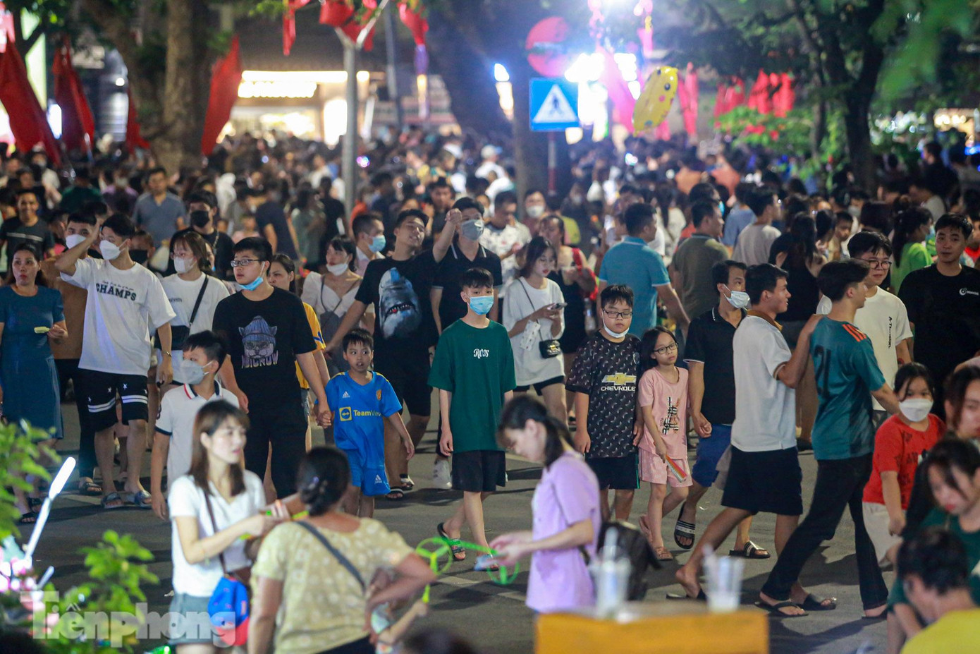 "Tôi cũng có ý định đi chơi xa nhưng sợ đông, quá tải nên cuối cùng quyết định ở lại Hà Nội. Nay lên phố đi bộ không ngờ vẫn đông đến thế", chị Lan Anh (Hà Đông, Hà Nội) chia sẻ.