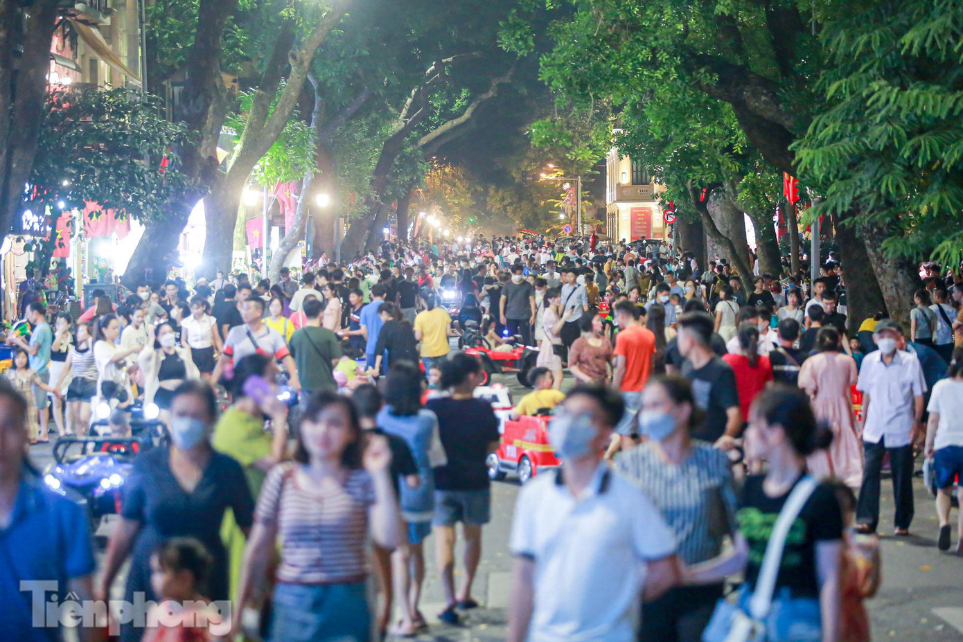 Phố Hàng Khay đông nghịt.