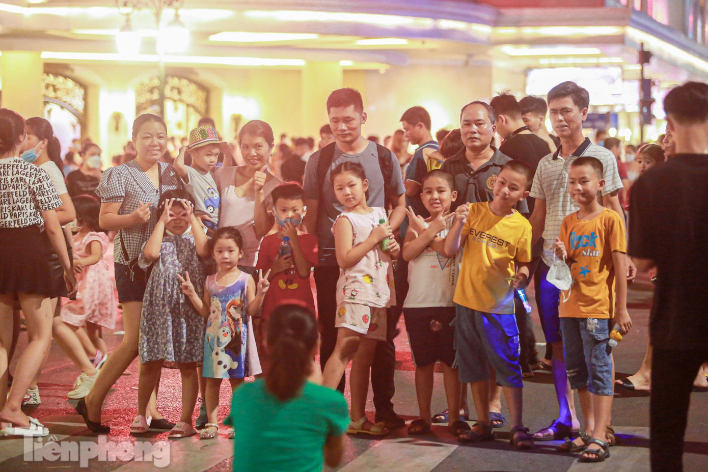 Rất đông trẻ em được gia đình đưa lên phố đi bộ trong dịp nghỉ lễ này.