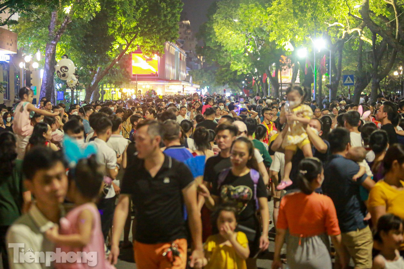 Chen chân trên khu vực phố Đinh Tiên Hoàng.