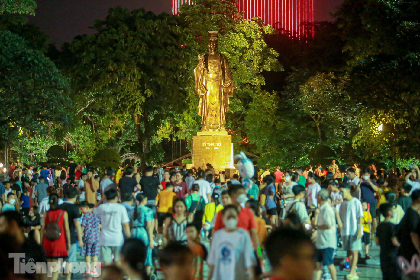 Vườn hoa Lý Thái Tổ thu hút rất đông du khách.