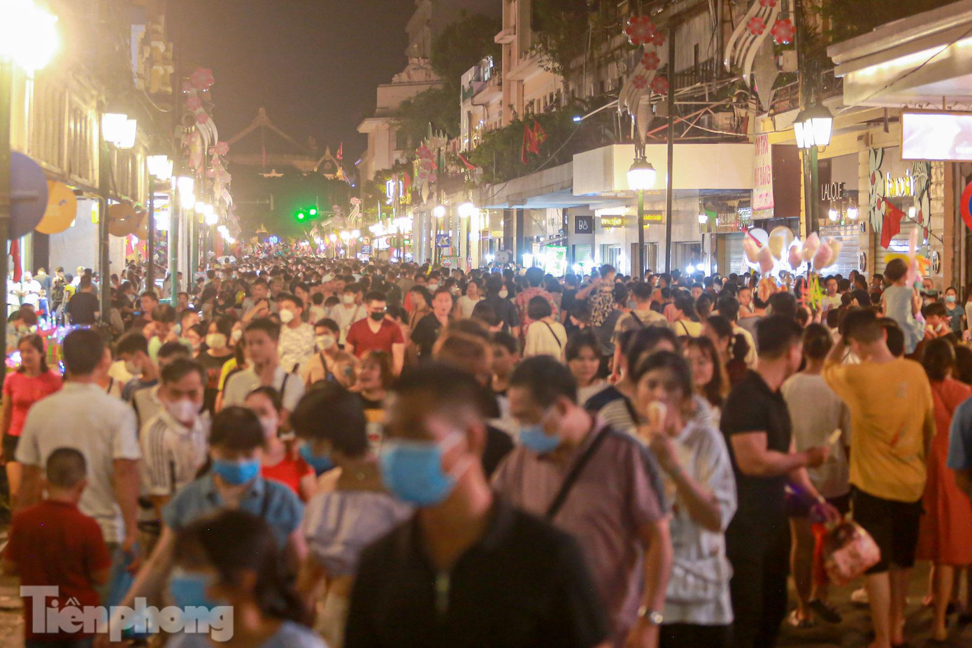 Khu vực phố Tràng Tiền tấp nập người dân và du khách.