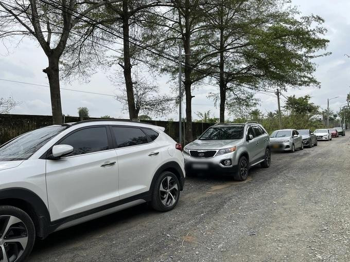 Dàn xe của nghệ sĩ đến viếng đền thờ Tổ của Hoài Linh vào sáng 7/9 (Ảnh: Mộc Khải). Dàn xe của nghệ sĩ đến viếng đền thờ Tổ của Hoài Linh vào sáng 7/9 (Ảnh: Mộc Khải).