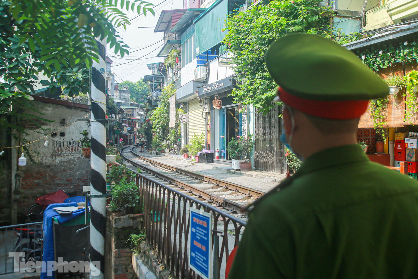 Theo Tổng công ty Đường sắt Việt Nam, đầu năm 2018 khu vực phía Bắc ga Hà Nội (từ Km 0+595 đến Km 0+840 tuyến đường sắt Hà Nội - Đồng Đăng) xuất hiện loại hình du lịch khách nước ngoài đi tham quan, quay phim chụp ảnh trên đường sắt, nhất là khi có tàu chạy qua. Cùng đó là các hàng quán bày bàn ghế bán nước cho khách du lịch trong phạm vi bảo vệ hành lang an toàn giao thông đường sắt. Trước tình trạng trên, Tổng Công ty Đường sắt Việt Nam đã chỉ đạo Công ty Cổ phần Đường sắt Hà Hải (đơn vị được giao quản lý) phối hợp với các cơ quan chức năng triển khai nhiều biện pháp quyết liệt trong đó có cưỡng chế giải tỏa các hành vi vi phạm, xử phạt hành chính...