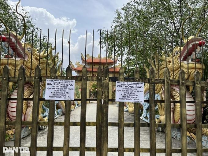 Trước đó vào ngày 6/9, đền thờ Tổ đóng cửa, treo bảng thông báo miễn tiếp khách (Ảnh: Mộc Khải). Trước đó vào ngày 6/9, đền thờ Tổ đóng cửa, treo bảng thông báo miễn tiếp khách (Ảnh: Mộc Khải).