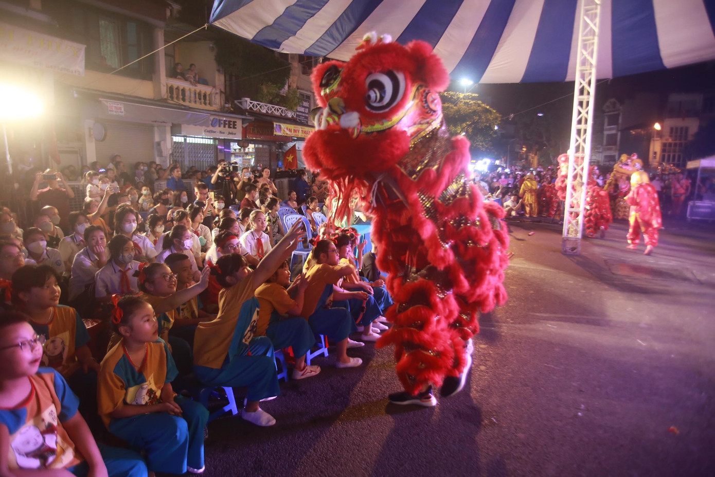 Lễ hội tổ chức các gian hàng, quầy hàng trưng bày, giới thiệu và bán các sản phẩm phục vụ Trung thu, đồ chơi cho thiếu nhi, biểu diễn văn hoá nghệ thuật, trò chơi dân gian… và đặc biệt là Đêm hội Rằm trung thu phố cổ với các hoạt động thi bày mâm cỗ, thi rước đèn đêm trăng của thiếu nhi 18 phường trên địa bàn quận.