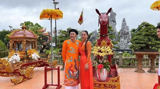 Hoài Linh chụp ảnh cùng Nam Thư (Ảnh: Mộc Khải). Hoài Linh chụp ảnh cùng Nam Thư (Ảnh: Mộc Khải).