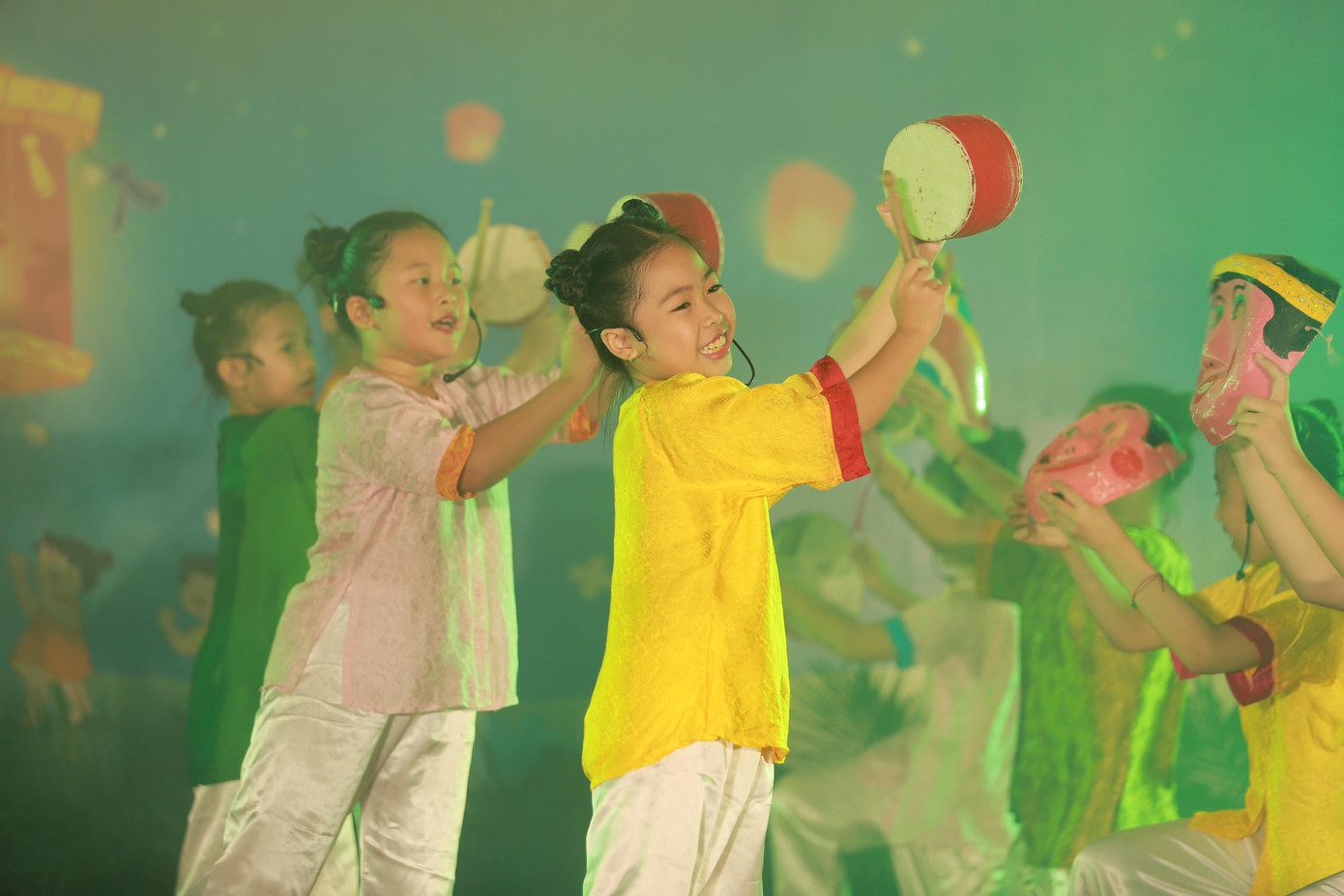 Sân khấu của Đêm hội Rằm trung thu phố cổ năm nay sẽ được trang trí lung linh bằng hệ thống đèn chiếu sáng rực rỡ muôn sắc mầu, các cháu thiếu nhi sẽ thấy chị Hằng Nga và chú Cuội trong câu chuyện cổ tích được tái hiện trong vở nhạc kịch “Cuội tinh nghịch và con chip siêu phàm” tại Lễ hội Trung thu phố cổ năm 2022.