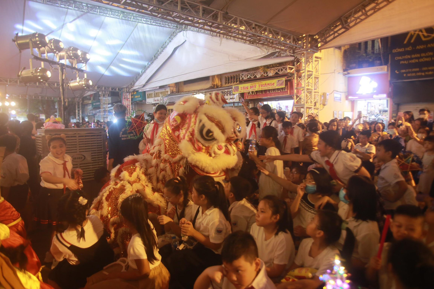 Lễ hội trung thu phố cổ đã trở thành nét đẹp văn hóa truyền thống của người dân quận Hoàn Kiếm, nhất là từ khi Khu phố cổ Hà Nội vinh dự được Bộ Văn hóa, Thể thao và Du lịch công nhận là Di sản văn hóa quốc gia. Hàng năm, cứ vào dịp Tết trung thu, chúng ta lại có dịp được tham dự Lễ hội trung thu Phố cổ và chợ Tết trung thu truyền thống Hàng Mã.