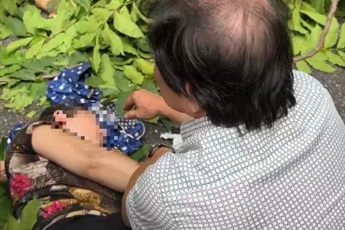 Bà P. bị thương phải nhập viện cấp cứu (Ảnh: Hoàng Đạt).