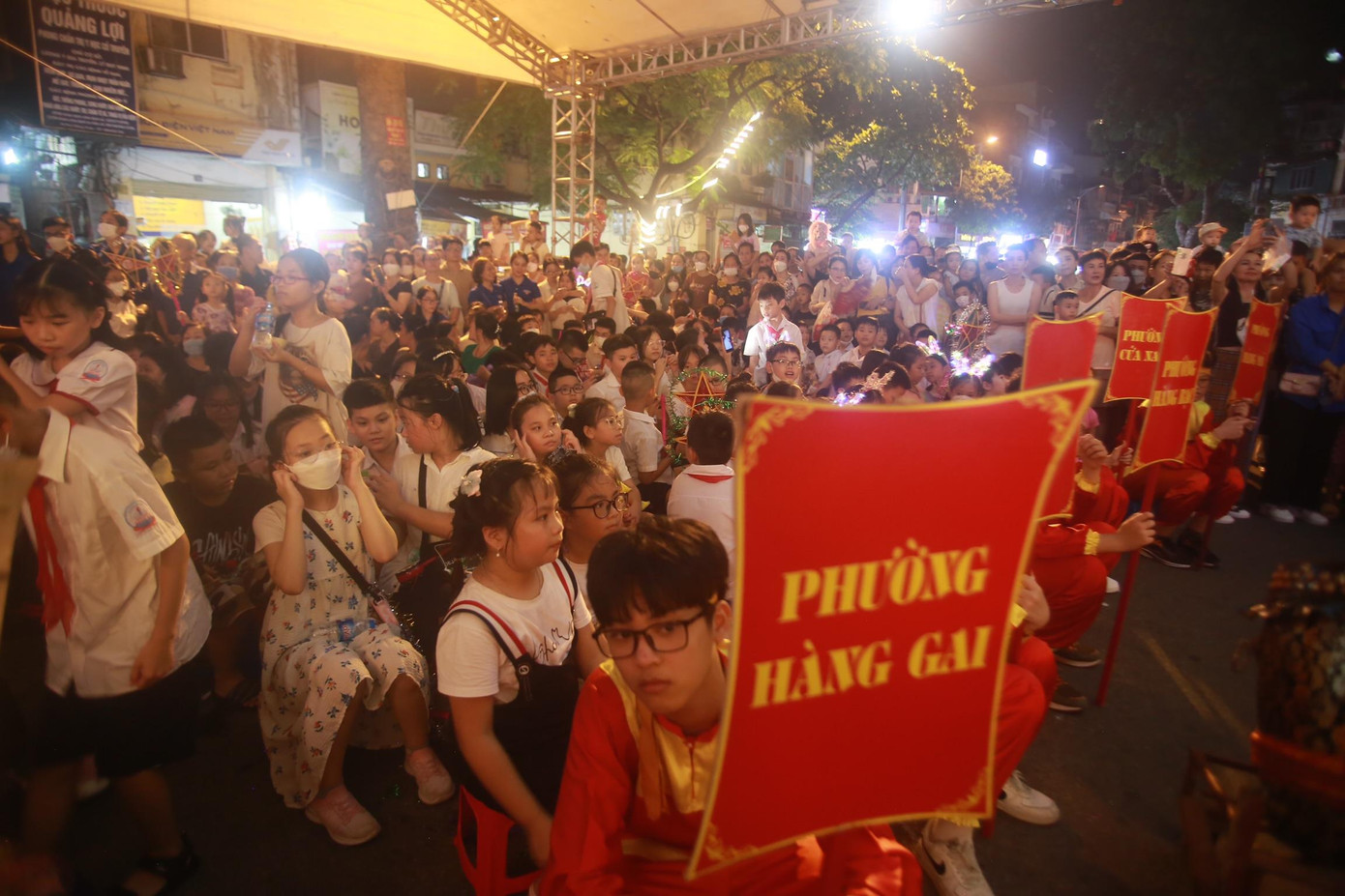 Trong không gian của khu Phố cổ Hà Nội, tại chợ Đồng Xuân, nơi còn in đậm những chiến công vẻ vang của quân và dân Liên khu 1 anh hùng của những ngày Toàn quốc kháng chiến, UBND quận Hoàn Kiếm tổ chức Lễ hội Trung thu Phố cổ năm 2022 cho các cháu thiếu nhi trên địa bàn 18 phường.