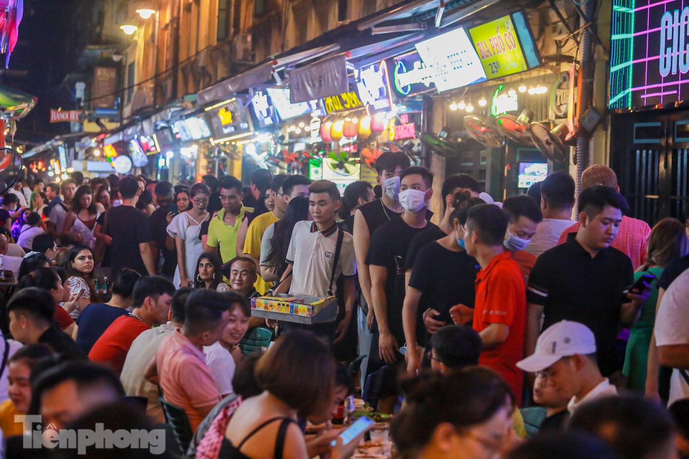 Đến khoảng 21h, nhiều hàng quán không còn chỗ ngồi, con đường đông nghịt người đi lại.
