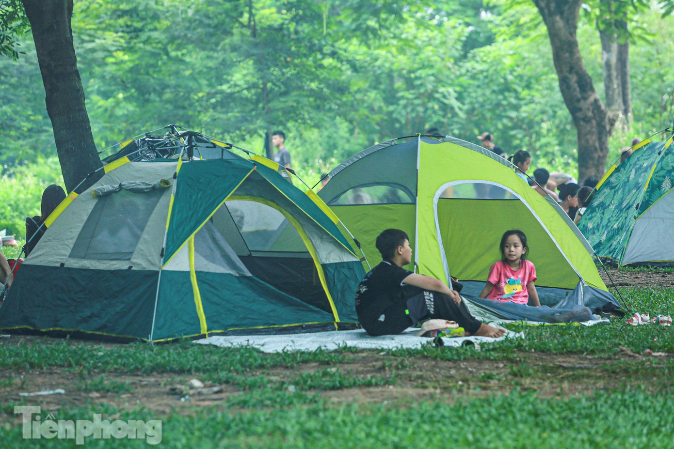 Càng về trưa, các hộ gia đình cùng nhóm bạn bè đổ về công viên ngày càng đông, bãi cỏ còn ít chỗ trống.