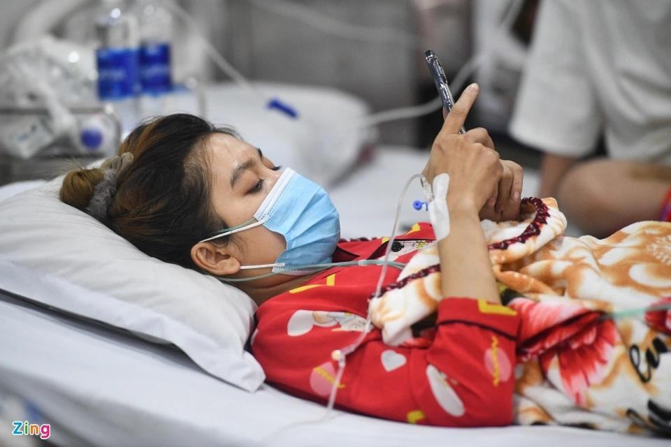 Trao đổi với Zing, bác sĩ Nguyễn Đình Đạt, Trưởng khoa Hồi sức cấp cứu Bệnh viện đa khoa An Phú, chia sẻ từ khi nhận được tin có vụ cháy lớn gần bệnh viện, cứ vài phút lại có xe cấp cứu chở về 5-7 bệnh nhân. Tất cả họ mặt đều đen nhẻm, quần áo ướt sũng, một số người chảy máu đầu, gãy tay, gãy chân. Trao đổi với Zing, bác sĩ Nguyễn Đình Đạt, Trưởng khoa Hồi sức cấp cứu Bệnh viện đa khoa An Phú, chia sẻ từ khi nhận được tin có vụ cháy lớn gần bệnh viện, cứ vài phút lại có xe cấp cứu chở về 5-7 bệnh nhân. Tất cả họ mặt đều đen nhẻm, quần áo ướt sũng, một số người chảy máu đầu, gãy tay, gãy chân.