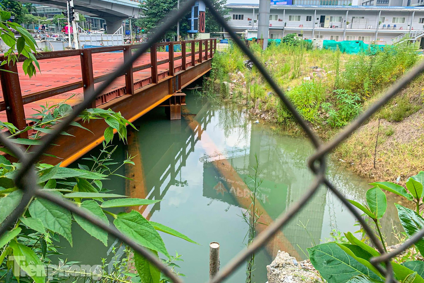 UBND thành phố Hà Nội vừa có Tờ trình gửi HĐND thành phố về việc thông qua Nghị quyết điều chỉnh chủ trương đầu tư Dự án Tuyến đường sắt đô thị thí điểm thành phố Hà Nội, đoạn Nhổn – ga Hà Nội. Theo Tờ trình, UBND Thành phố Hà Nội đề xuất điều chỉnh thời gian thực hiện dự án từ 2009 – 2022 thành 2009 – 2027 (chưa bao gồm thời gian bảo hành 24 tháng), trong đó, đưa vào khai thác, vận hành đoạn trên cao vào năm 2022; đưa vào khai thác, vận hành toàn tuyến vào năm 2027 (gồm cả đoạn ngầm). UBND thành phố cũng đề xuất điều chỉnh Tổng mức đầu tư dự án tăng từ 32.910 tỷ đồng lên 34.826 tỷ đồng. Tổng mức đầu tư tăng thêm 1.916 tỷ đồng. Nguồn vốn bổ sung cho phần tăng thêm sử dụng từ ngân sách nhà nước theo chỉ đạo của Thủ tướng Chính phủ tại cuộc họp ngày 7/8/2022 về việc tháo gỡ khó khăn, vướng mắc cho dự án. UBND thành phố Hà Nội vừa có Tờ trình gửi HĐND thành phố về việc thông qua Nghị quyết điều chỉnh chủ trương đầu tư Dự án Tuyến đường sắt đô thị thí điểm thành phố Hà Nội, đoạn Nhổn – ga Hà Nội. Theo Tờ trình, UBND Thành phố Hà Nội đề xuất điều chỉnh thời gian thực hiện dự án từ 2009 – 2022 thành 2009 – 2027 (chưa bao gồm thời gian bảo hành 24 tháng), trong đó, đưa vào khai thác, vận hành đoạn trên cao vào năm 2022; đưa vào khai thác, vận hành toàn tuyến vào năm 2027 (gồm cả đoạn ngầm). UBND thành phố cũng đề xuất điều chỉnh Tổng mức đầu tư dự án tăng từ 32.910 tỷ đồng lên 34.826 tỷ đồng. Tổng mức đầu tư tăng thêm 1.916 tỷ đồng. Nguồn vốn bổ sung cho phần tăng thêm sử dụng từ ngân sách nhà nước theo chỉ đạo của Thủ tướng Chính phủ tại cuộc họp ngày 7/8/2022 về việc tháo gỡ khó khăn, vướng mắc cho dự án.