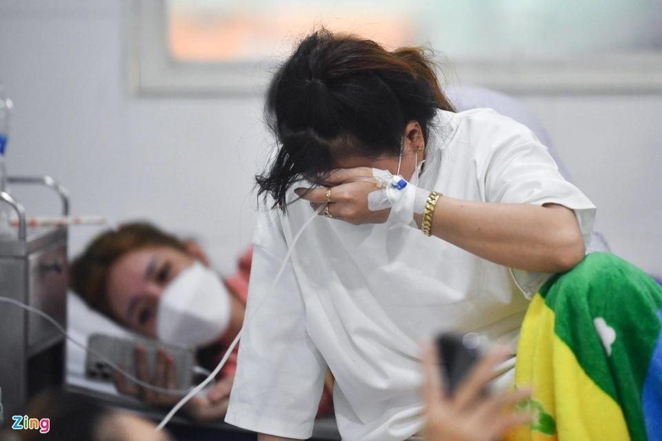 Một nạn nhân vẫn chưa hết bàng hoàng với những gì xảy ra vài giờ trước. "Tôi cùng hai người bạn đến quán karaoke An Phú để hát vào đêm qua. Sau khi nghe hô hoán cháy, chúng tôi hoảng loạn rồi không nhớ gì nữa vì bị ngất đi", người phụ nữ này cho biết. Một nạn nhân vẫn chưa hết bàng hoàng với những gì xảy ra vài giờ trước. "Tôi cùng hai người bạn đến quán karaoke An Phú để hát vào đêm qua. Sau khi nghe hô hoán cháy, chúng tôi hoảng loạn rồi không nhớ gì nữa vì bị ngất đi", người phụ nữ này cho biết.