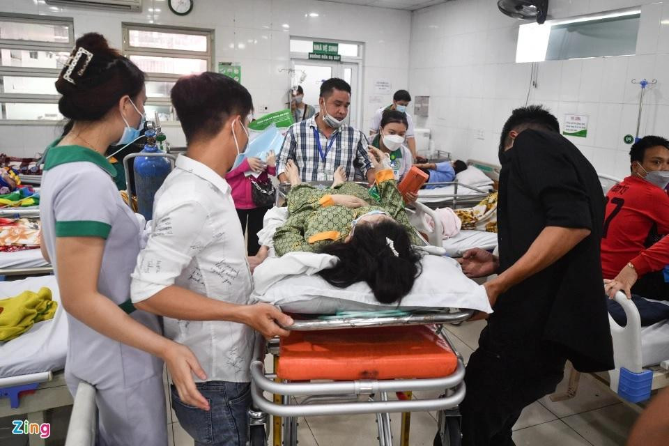 Hiện còn khoảng 10 bệnh nhân đang được điều trị tại bệnh viện, trong đó 3 người bị gãy xương nặng, 7 người khác bị nhẹ hơn. Hiện còn khoảng 10 bệnh nhân đang được điều trị tại bệnh viện, trong đó 3 người bị gãy xương nặng, 7 người khác bị nhẹ hơn.