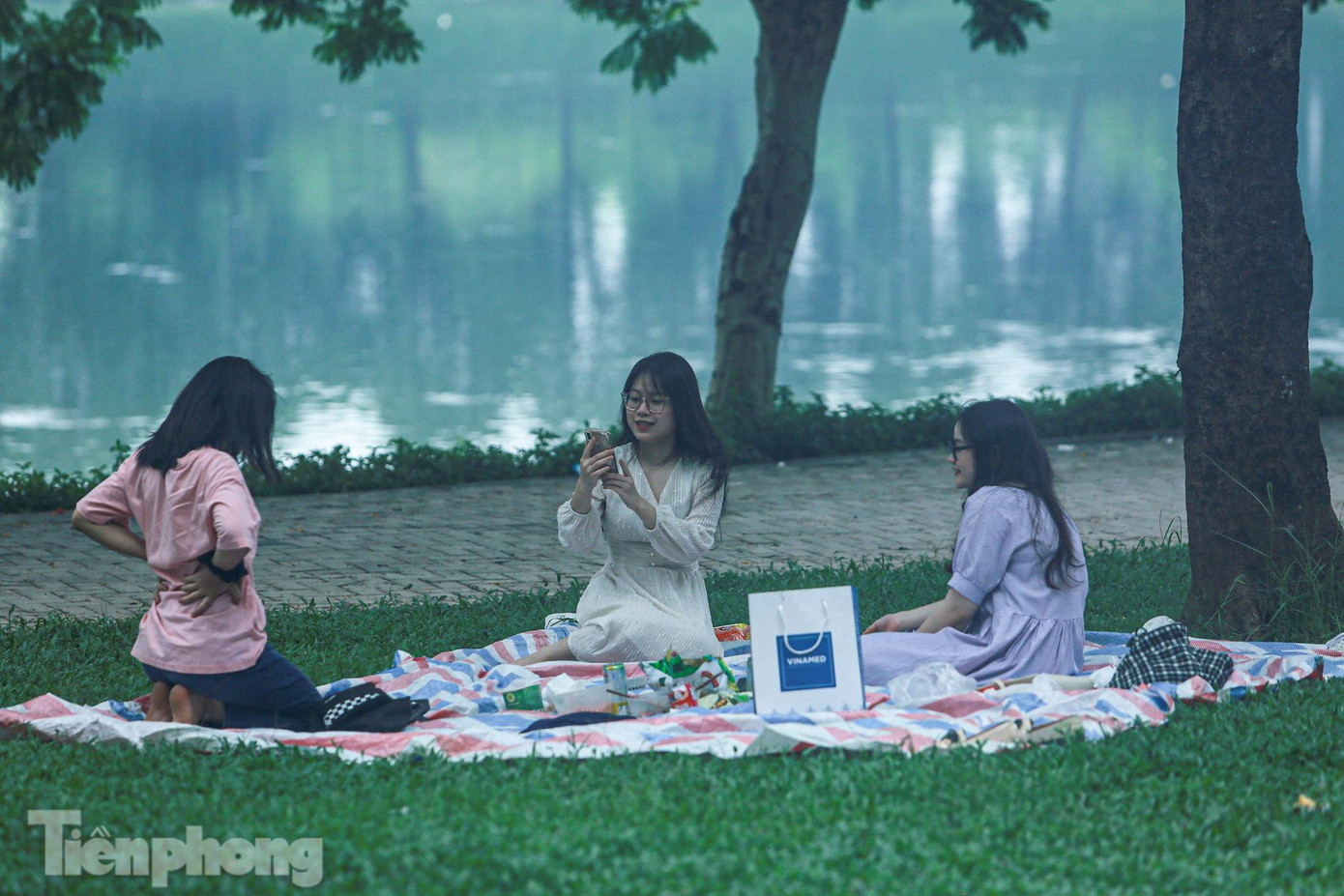 Do thời tiết "lúc mưa, lúc nắng" nên công viên Yên Sở không còn cảnh đông đúc, nhộn nhịp như các dịp nghỉ lễ trước.