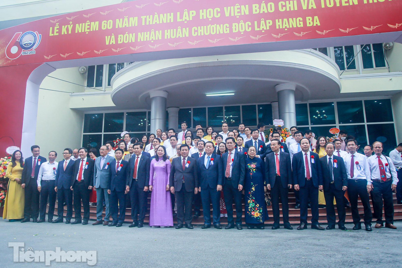 Các đại biểu chụp hình lưu niệm tại buổi lễ.