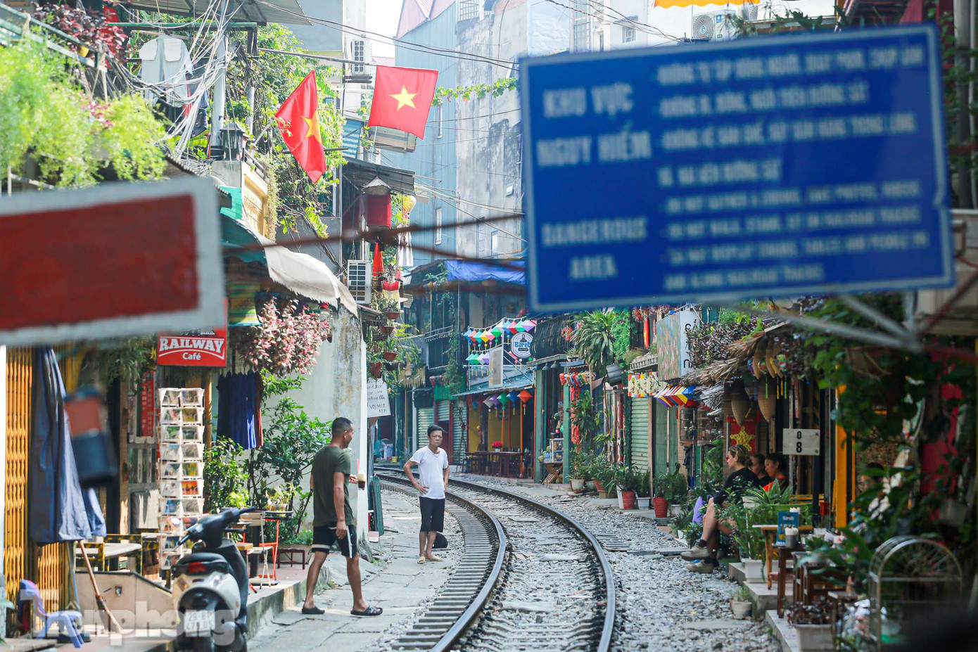 "Công an hai phường đã ra quân lập rào chắn barie để đảm bảo an toàn trong khu vực này. Vấn đề an toàn trong khu vực đường tàu cần được đặt lên hàng đầu, vì thế người dân cần phải nâng cao ý thức đảm bảo an toàn cho chính mình cũng như những người xung quanh" ông Hưng chia sẻ thêm.