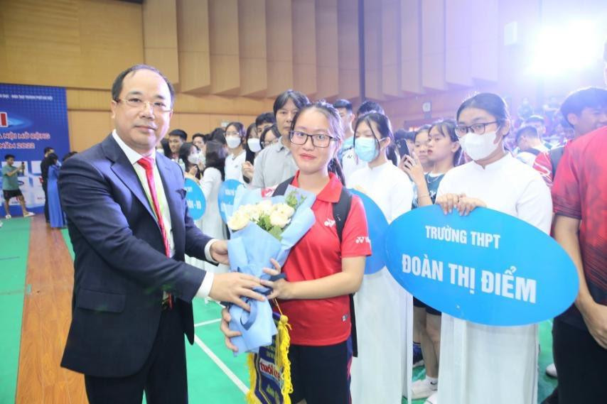 Ông Nguyễn Mạnh Hưng, Tổng Biên tập báo Tuổi trẻ Thủ đô tặng hoa và cờ lưu niệm cho các vận động viên tham dự giải Ông Nguyễn Mạnh Hưng, Tổng Biên tập báo Tuổi trẻ Thủ đô tặng hoa và cờ lưu niệm cho các vận động viên tham dự giải