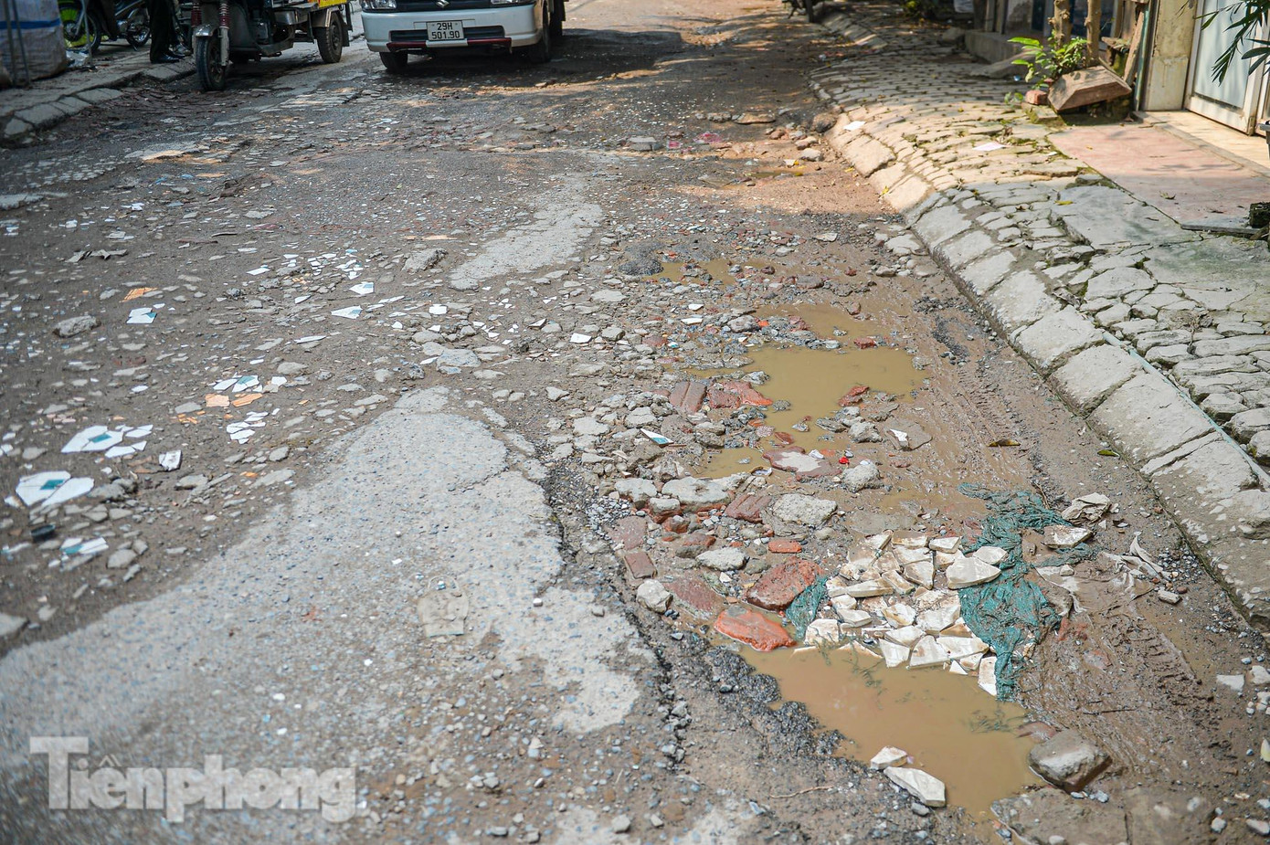 Theo người dân sinh sống ở đây cho biết, dù đường đã xuống cấp nhiều năm nay nhưng hiện vẫn chưa được bảo trì, sửa chữa. Vì vậy, nhiều vụ tai nạn đã xảy ra trên tuyến đường này.
