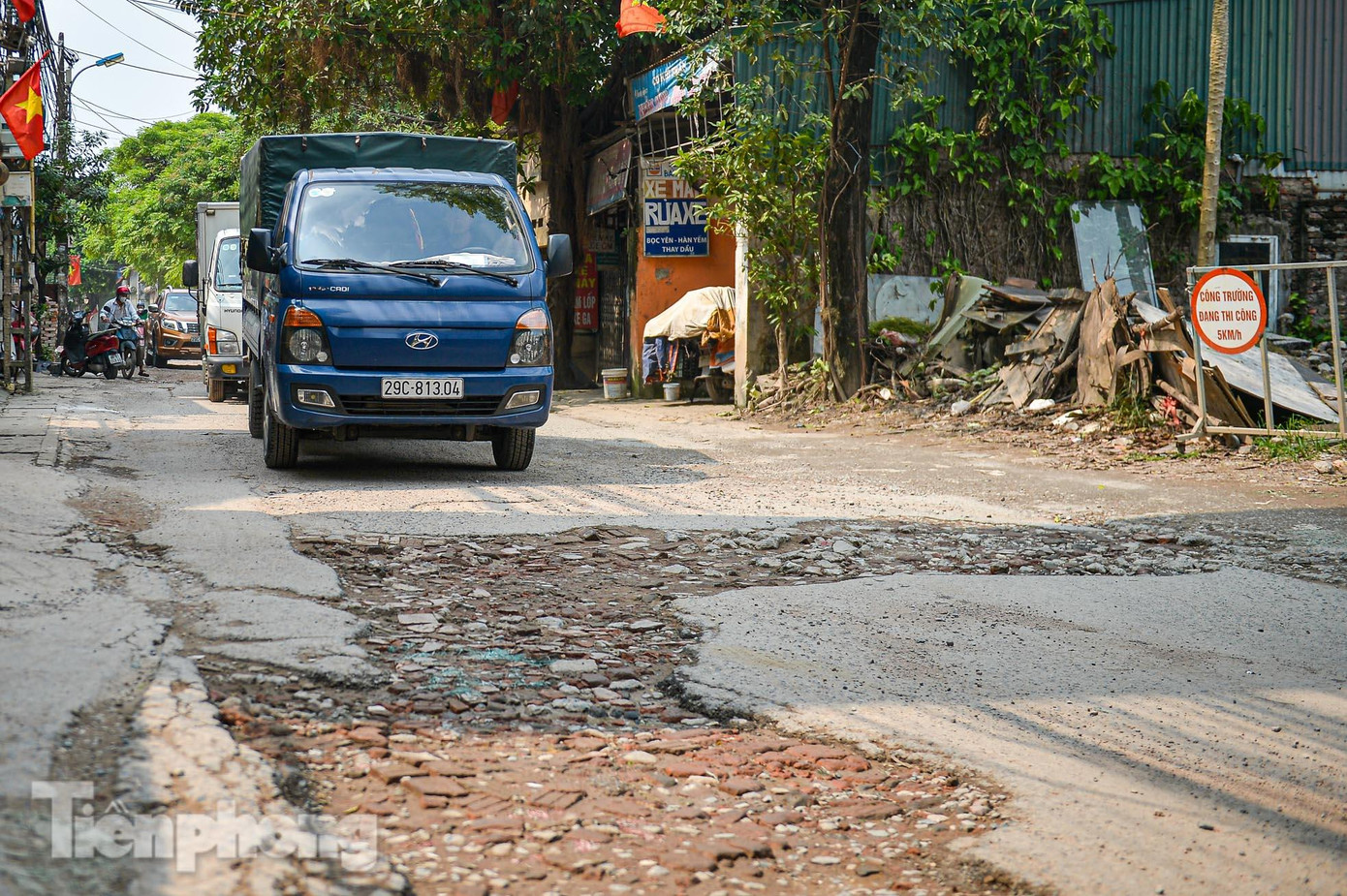 Theo ghi nhận của PV, đoạn đường dài gần 1 km qua thôn Hữu Lê, bắt đầu từ chân cầu Hữu Hòa 2 (phía xã Hữu Hòa) và kéo dài đến phố Mậu Lương (thuộc phường Kiến Hưng, quận Hà Đông), xuống cấp trầm trọng. Mặt đường nhiều chỗ bị bong tróc, chỉ còn trơ lại đất đá, nền đường bị lún sâu, tạo thành ổ voi, ổ gà rất nguy hiểm đối với người tham gia giao thông.