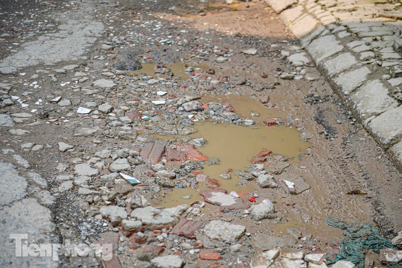 Những hố sâu được người dân xếp gạch bằng phẳng để việc đi lại đỡ gặp nhiều khó khăn.