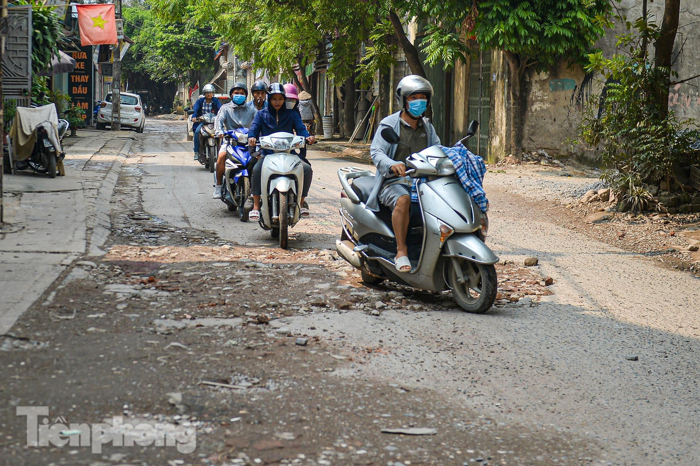 "UBND xã cũng đề nghị Chủ đầu tư – Ban quản lý đầu tư xây dựng Dự án huyện Thanh Trì chỉ đạo đơn vị 135 khắc phục tạm ổ trâu, ổ gà, với phương án múc và đổ đá dăm, sau đó dải lớp nhựa đường. Đối với 450m điểm ổ trâu, ổ gà, chúng tôi dự kiến sẽ cào bóc, sau đó dải cấp phối đá dăm loại 1, dày trung bình 10 cm, dải bê tông nhựa. Về kinh phí với đoạn này, UBND xã sẽ thực hiện kêu gọi cá nhân, tổ chức trên địa bàn ủng hộ", ông Cương chia sẻ thêm.