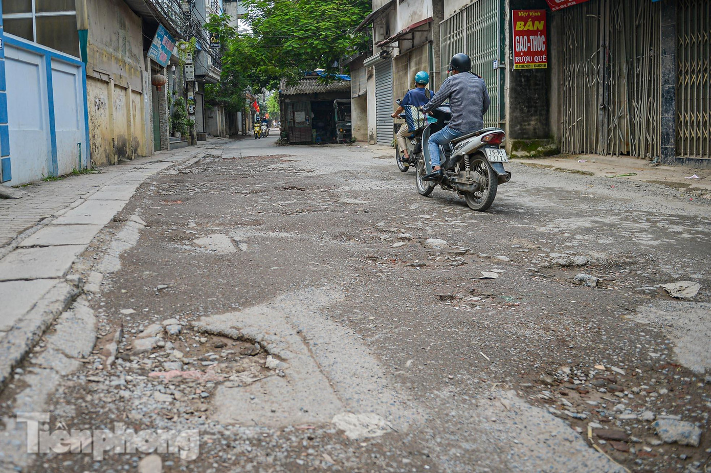 Mặt đường nham nhở gây nguy hiểm cho những người lưu thông qua tuyến đường trên.