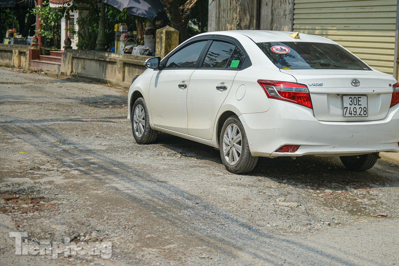 "Con đường này vốn chỉ là tuyến đường liên xã chật hẹp nhưng mỗi ngày có hàng nghìn phương tiện chạy qua, đặc biệt lại toàn xe container, xe tải chở toàn gạch, ngói, xi măng,…vật liệu xây dựng. Thời gian đông xe to nhất vào buổi tối khoảng 18-19h", cô Lê Thị Hiệp (thôn Hữu Lê, Hữu Hòa, Thanh Trì, Hà Nội) bức xúc.