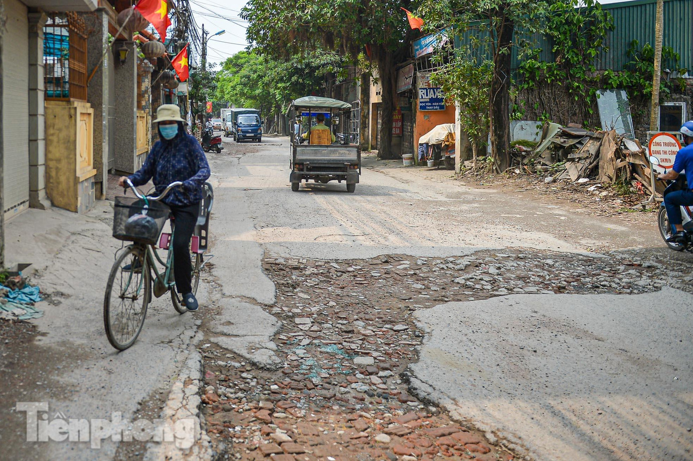 Ông Nguyễn Tá Cường, Chủ tịch UBND xã Hữu Hòa cho biết, đối với tuyến đường này huyện Thanh Trì đã có phê duyệt chủ trương đầu tư dự án từ năm 2019 với mức kinh phí 76 tỷ đồng. "Trong đó giai đoạn 1 của dự án đã làm được phần đường giáp danh với phường Kiến Hưng (quận Hà Đông), hiện nay đang triển khai giai đoạn 2 là đoạn đang xuống cấp, tuy nhiên giai đoạn này đang vướng công tác giải phóng mặt bằng", ông Cường nói.