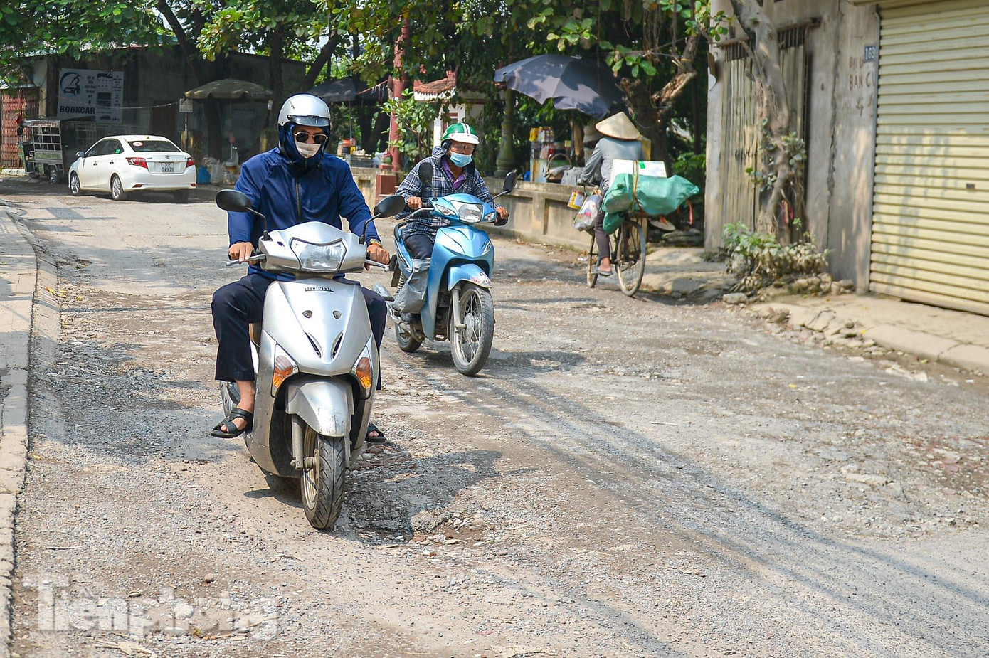 Hầu hết các phương tiện lưu thông qua đoạn đường này đều phải di chuyển chậm, quan sát để tránh ổ gà, ổ voi.