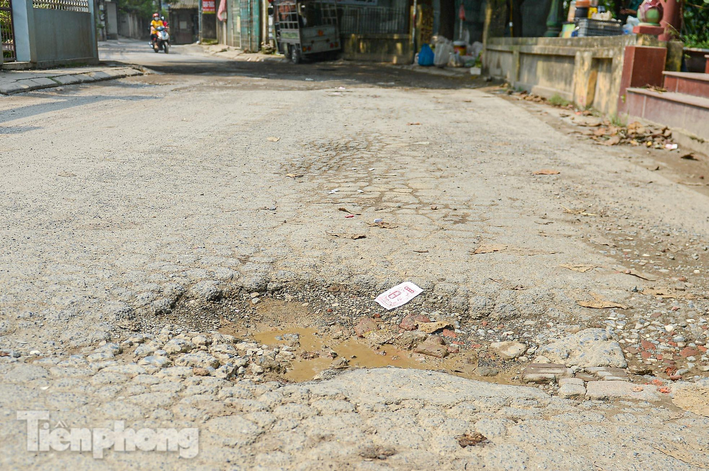 "Những ngày nắng to, đường rất bụi, nhất là những xe to đi qua. Mỗi ngày, tôi phải phun nước 2, 3 lần tuy nhiên không thể bớt bụi. Cuộc sống người dân đi lại khổ sở, nhất là những ngày mưa lầy lội, bẩn thỉu, ô tô đi qua là nước lại vào trong nhà. Tình trạng này diễn ra 2-3 năm nay mà chưa thấy sửa chữa", cô Nguyễn Thị Duyên sống tại khu vực trên chia sẻ.