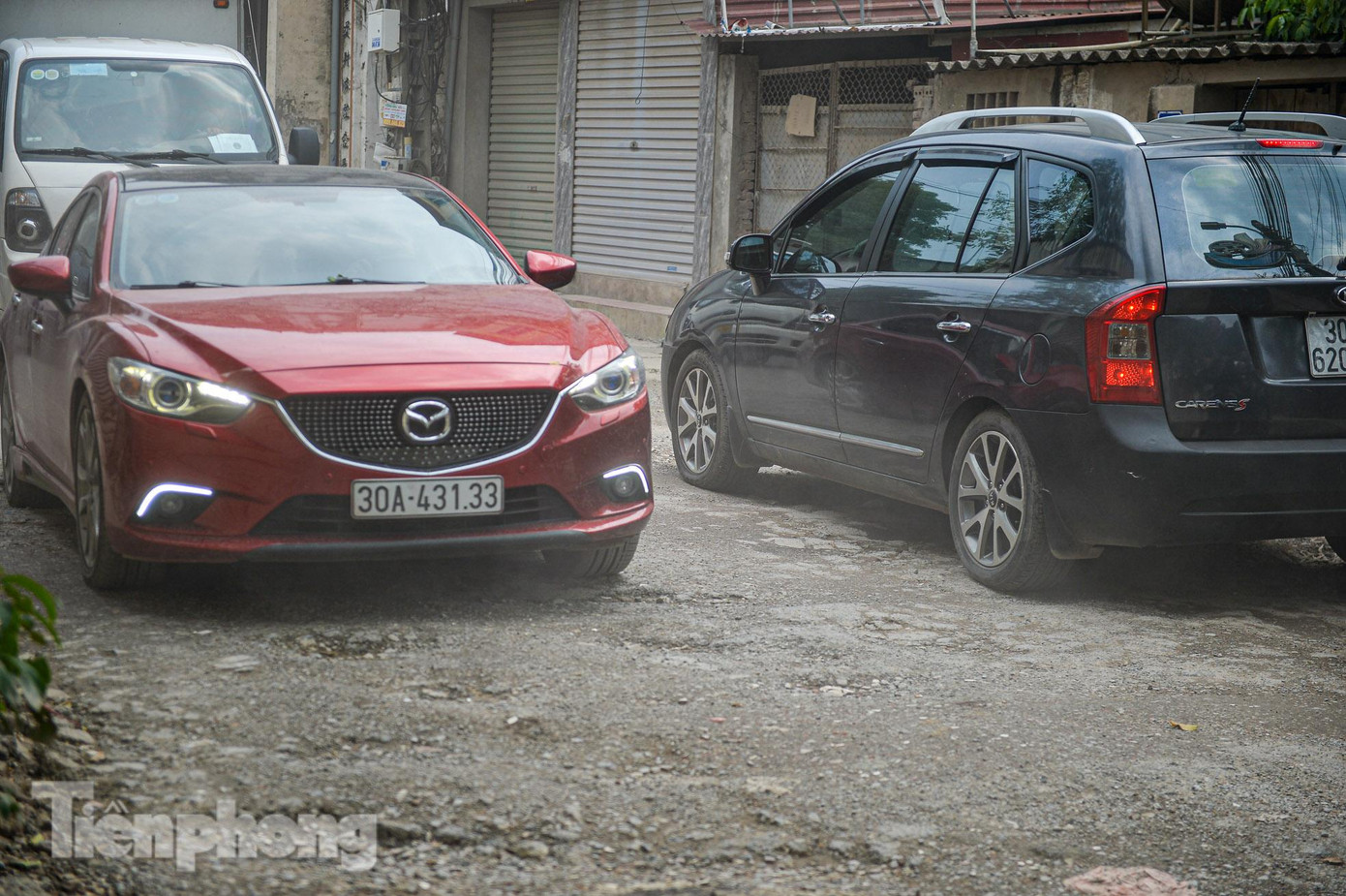 Người dân ở đây cho biết ngày nắng thì bụi bay phủ kín nhà, ngày mưa thì lụt lội khiến việc đi lại của người dân tại đây vô cùng khó khăn.