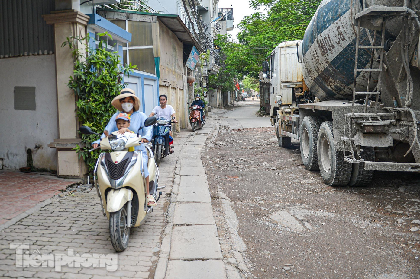 Né "ổ gà, ổ voi" người dân phải đi sát vào lề đường, thậm chí leo lên vỉa hè.