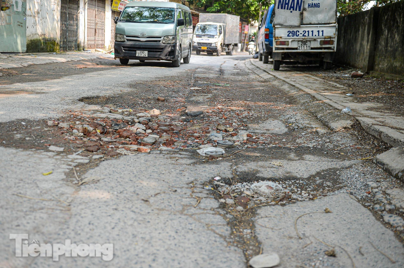 Để hạn chế tình trạng xuống cấp và mất an toàn giao thông, đoạn đường này cấm xe tải chuyên chở 1,5 tấn di chuyển trong các khung giờ từ 6h - 9h và từ 16h - 19h. Tuy nhiên khung giờ nào cũng có các xe tải trọng lớn đi vào tuyến đường trên.