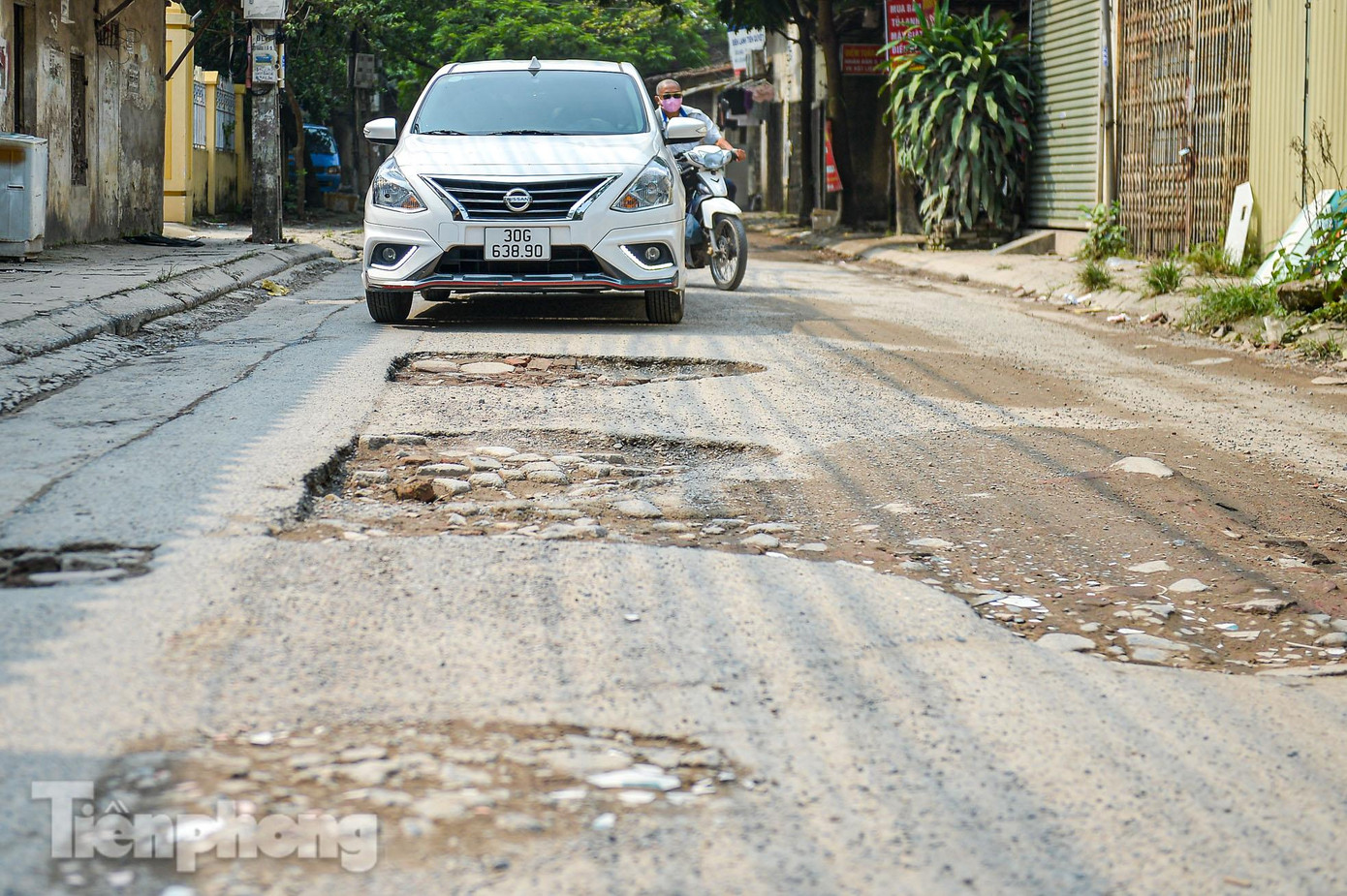 Một số xe ô tô gầm thấp di chuyển nhanh rất dễ bị sập gầm.