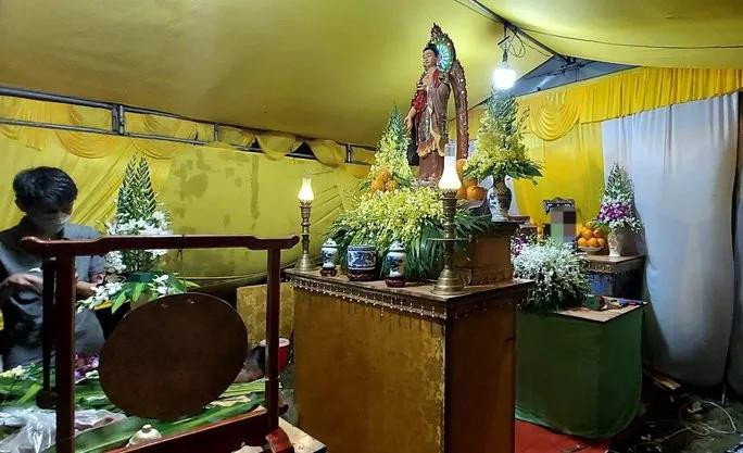 Đám tang của cháu Q. do vợ chồng ông N. tổ chức sau khi nhận hũ tro cốt. Đám tang của cháu Q. do vợ chồng ông N. tổ chức sau khi nhận hũ tro cốt.