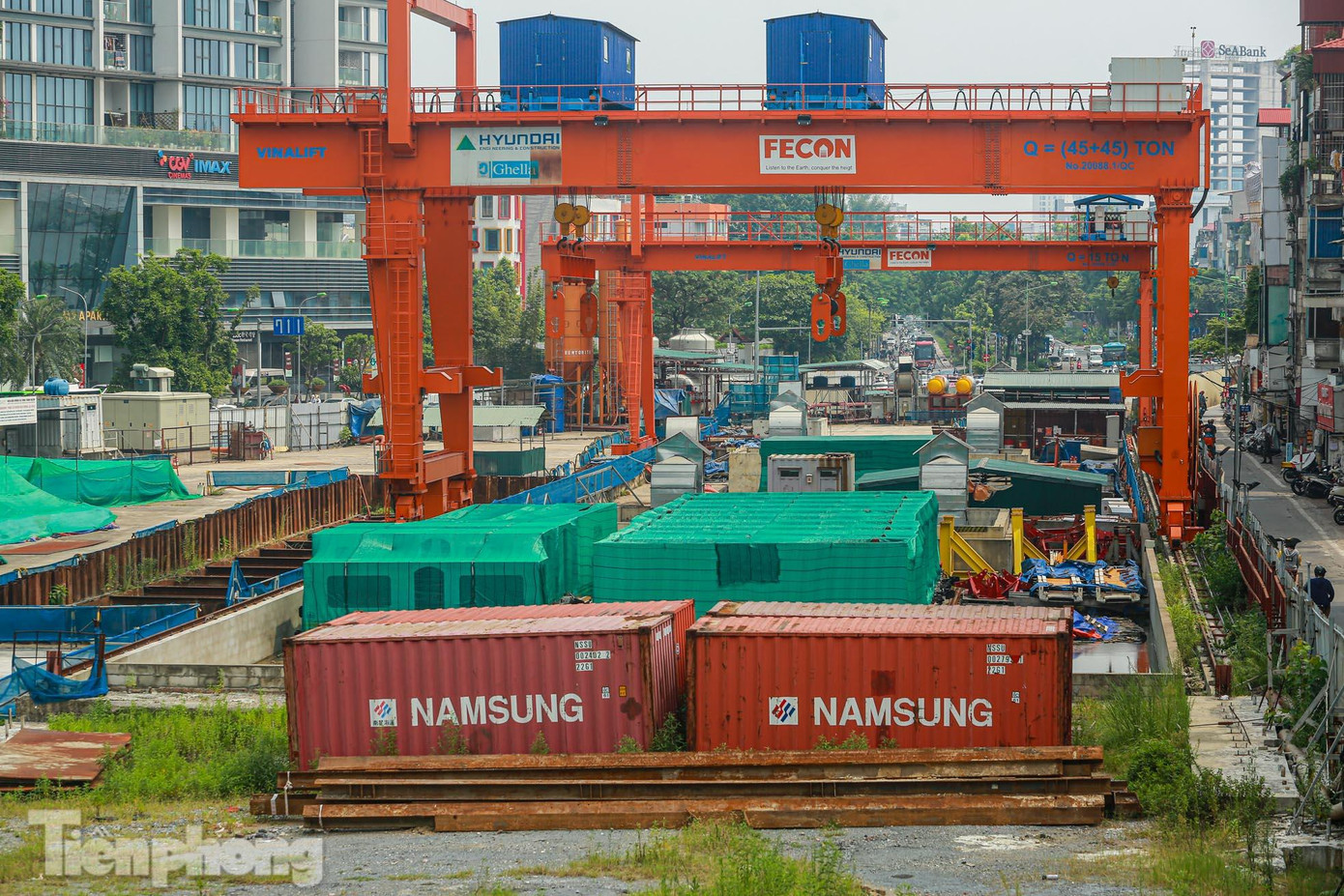 Máy móc, vật liệu được phủ bạt kín do không sử dụng. Máy móc, vật liệu được phủ bạt kín do không sử dụng.