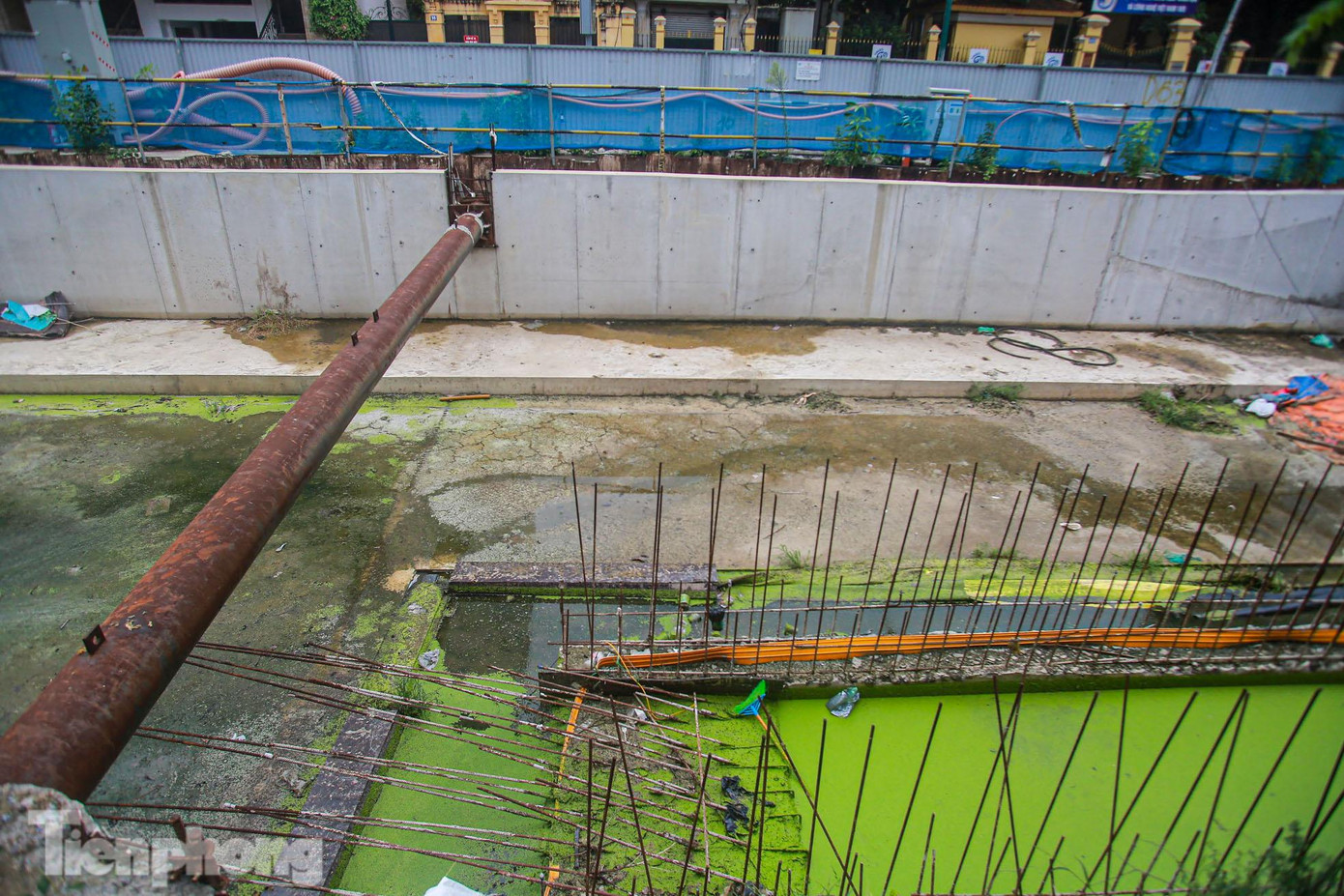 Nhiều hạng mục ngổn ngang tại công trường. Nhiều hạng mục ngổn ngang tại công trường.