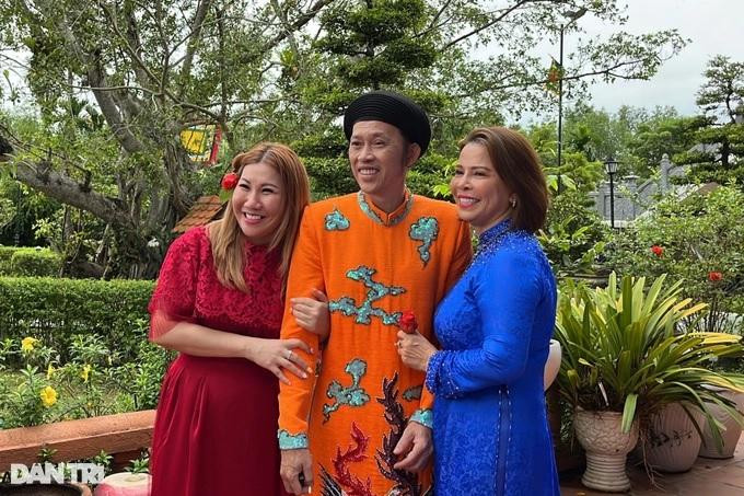 Năm nay, Hoài Linh tổ chức lễ Giỗ tổ ngành sân khấu với quy mô nhỏ, chỉ đón tiếp bạn bè thân thiết (Ảnh: Mộc Khải). Năm nay, Hoài Linh tổ chức lễ Giỗ tổ ngành sân khấu với quy mô nhỏ, chỉ đón tiếp bạn bè thân thiết (Ảnh: Mộc Khải).