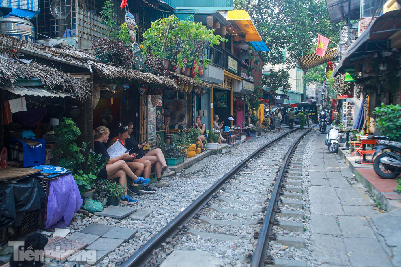 Theo Phó Chủ tịch Thường trực UBND quận Hoàn Kiếm Nguyễn Anh Quân khẳng định 100% các hộ dân hiện nay đang kinh doanh ở khu vực đường tàu đều vi phạm hành lang an toàn đường sắt.