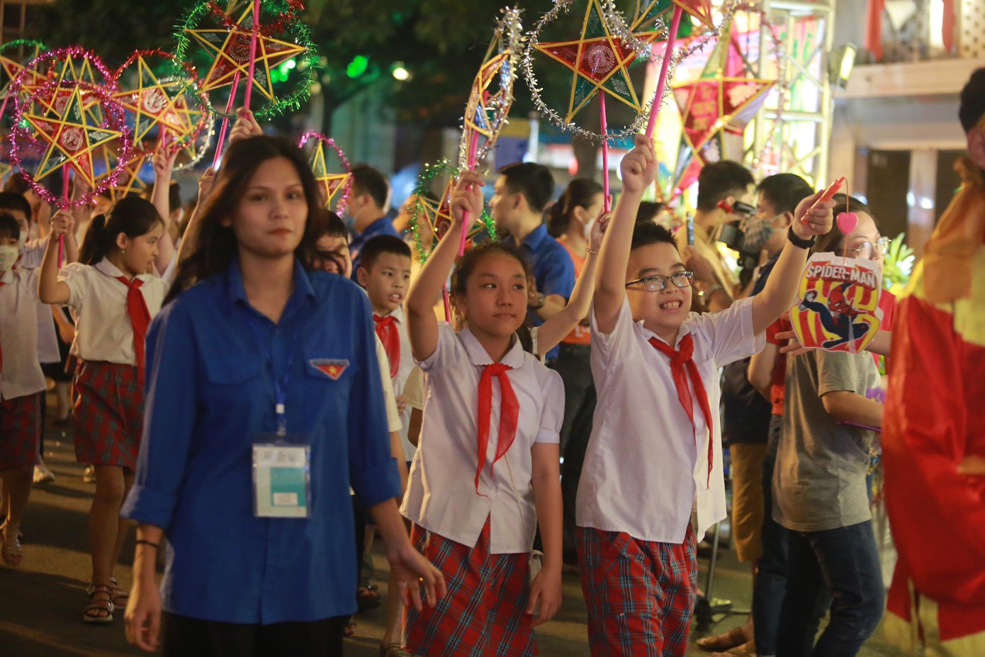 Thiếu nhi 18 phường thuộc quận Hoàn Kiếm thi rước đèn đêm trăng.