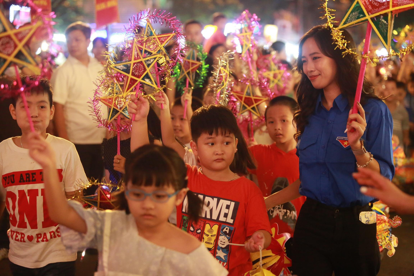 Mỗi phường rước đèn bằng những đồ chơi, các loại đèn Trung thu truyền thống khác nhau.