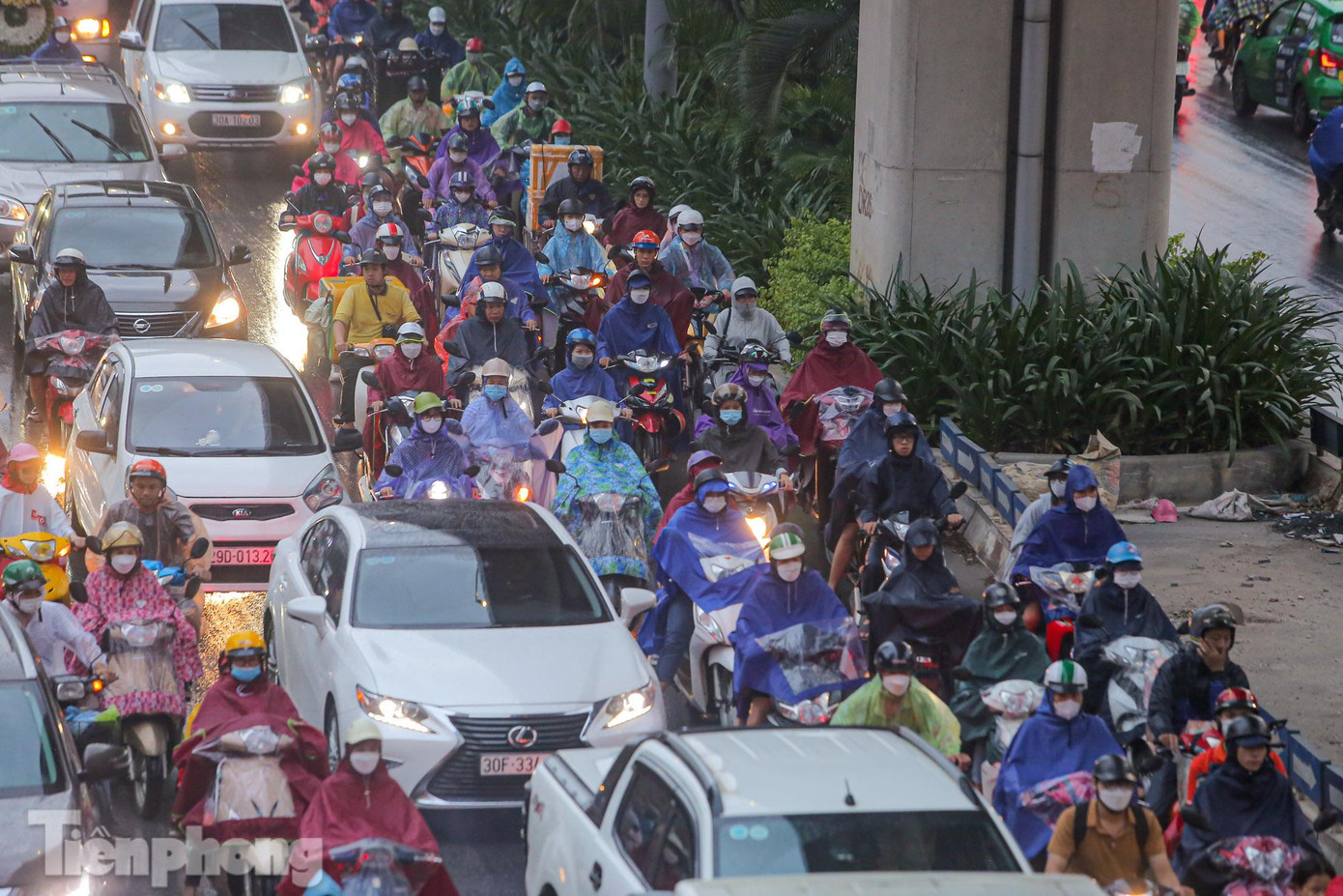 Người tham gia giao thông "vật lộn" để về nhà.