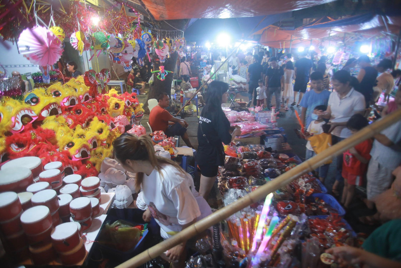 Các gian hàng trung thu tại phố cổ tấp nập người mua.